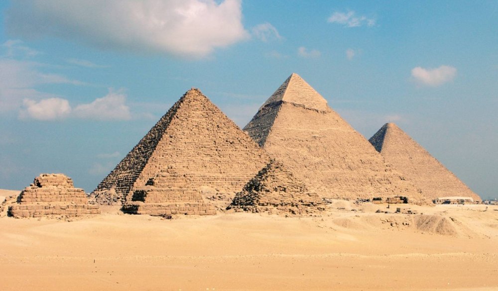 Пирамиды с разрушенной облицовкой