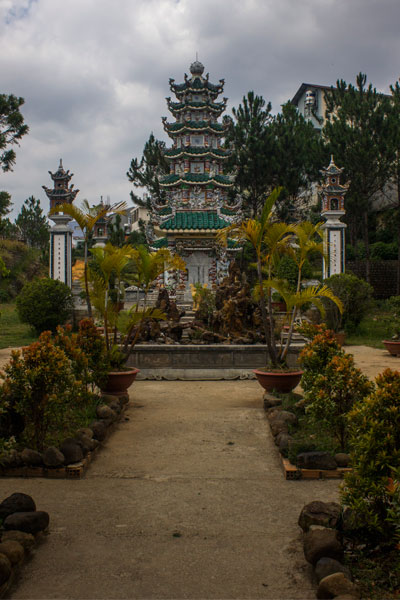 Красивая пагода Линь Шон (Chua Linh Son) в Далате, Вьетнам.