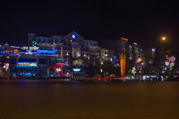 Вечерний Далат. Улица ведущая от Центрального рынка к озеру Сюан Хыонг.