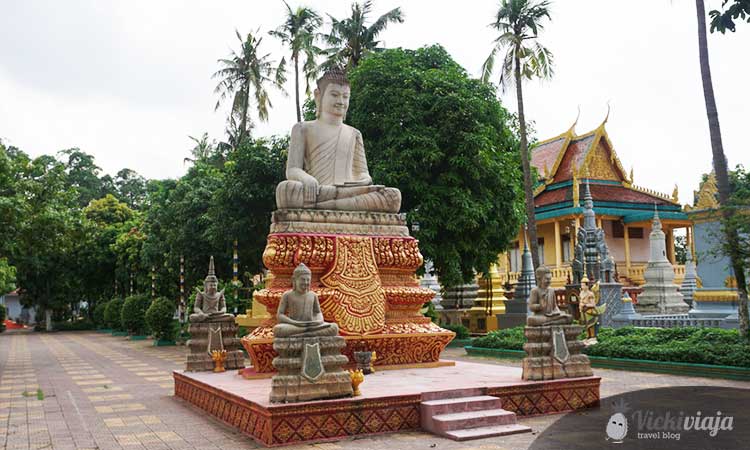 monkey temple phnom penh vicki viaja